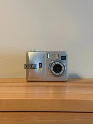 Digital kamera - An old camera from family belongings. Untested due to missing battery. Sold in current condition, no warranty or returns. Pick-up only, Sollentuna.