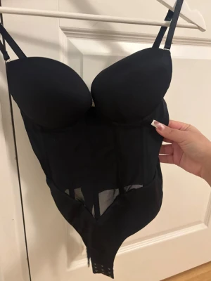 Svart body från SHEIN  - Helt oanvänd storlek M 