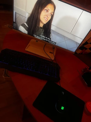 Vit all-in-one dator från HP - Säljer en vit all-in-one dator från HP med stor skärm och stilren design. Datorn har integrerad fot och flera anslutningar på baksidan. Perfekt för streaming, surf och gaming. Tangentbord, hörlurar och mus ingår.