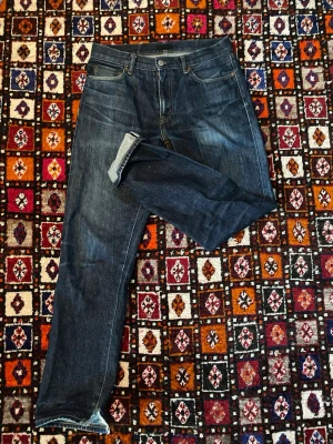 Selvage jeans W30 L32 - Säljer ett par Selvage jeans som har en lång väg framför sig, jeansen har bootcut slit vid benen och är galet snygga! Om du har fundering ställ gärna fråga! 