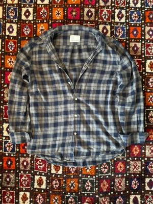Samsøe Samsøe skjorta/overshirt  - Stilren, snygg och otroligt swag rutig skjorta som passar till allt. Bra skick och fräsch!