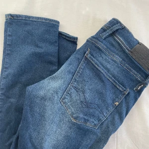 Replay Anbass HYPERFLEX - Replay anbass HYPERFLEX , storlek 32/32 I princip nyskick. Skriv om du har några frågor🤝 modellen på bild är 186 o 78kg