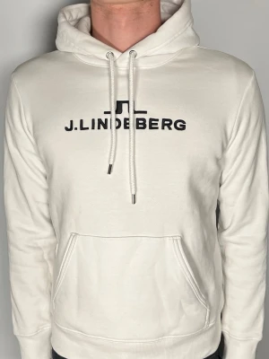 J.Lindeberg hoodie - Säljer en riktigt snygg och trendig J.Lindeberg hoodie i fint skick, storlek S men sitter som XS, vid frågor är det bara att skriva, passar dig som är under 170 bäst 