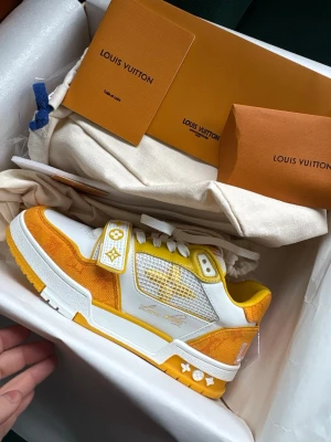 Sneakers 38 - Allt visas på bilderna. Var försiktig. Returer är inte möjliga. Jag svarar gärna på alla frågor. Skorna har stått i min garderob sedan förra året.