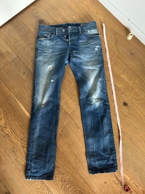 Straight leg distressed Diesel jeans - Feta Jeans, inga konstigheter🤝