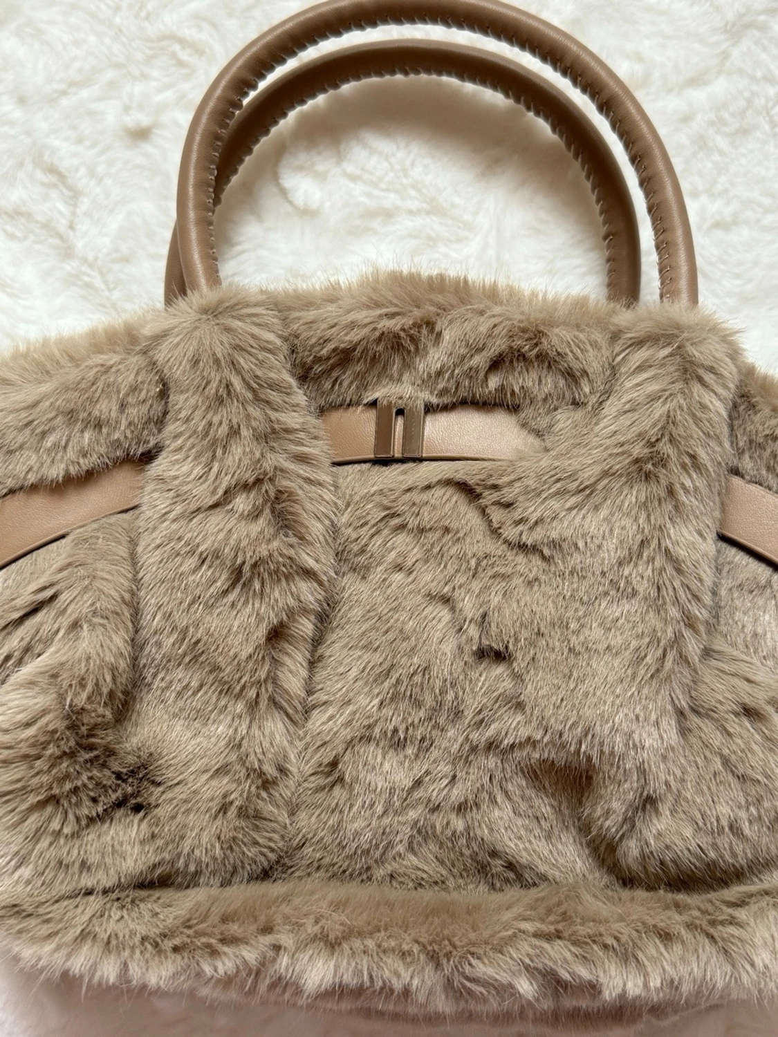 Beige fluffig handväska med handtag - 1