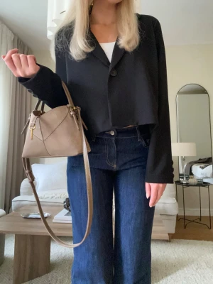 Superfin kort blazer/kavaj  - Säljer denna superfina lite tunnare svarta blazer/kavajen. Kortare passform som sitter väldigt snyggt till höga jeans eller kjol. Perfekt både till vardag och mer uppklädda tillfällen🤍