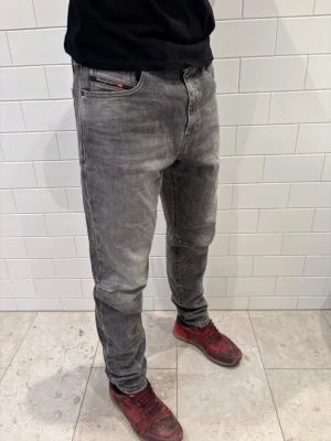 Diesel jeans - Säljer ett par gråa jeans från Diesel med en skön stil för bra vår känsla. Ni är alltid välkomna att höra av er, vi svarar direkt!