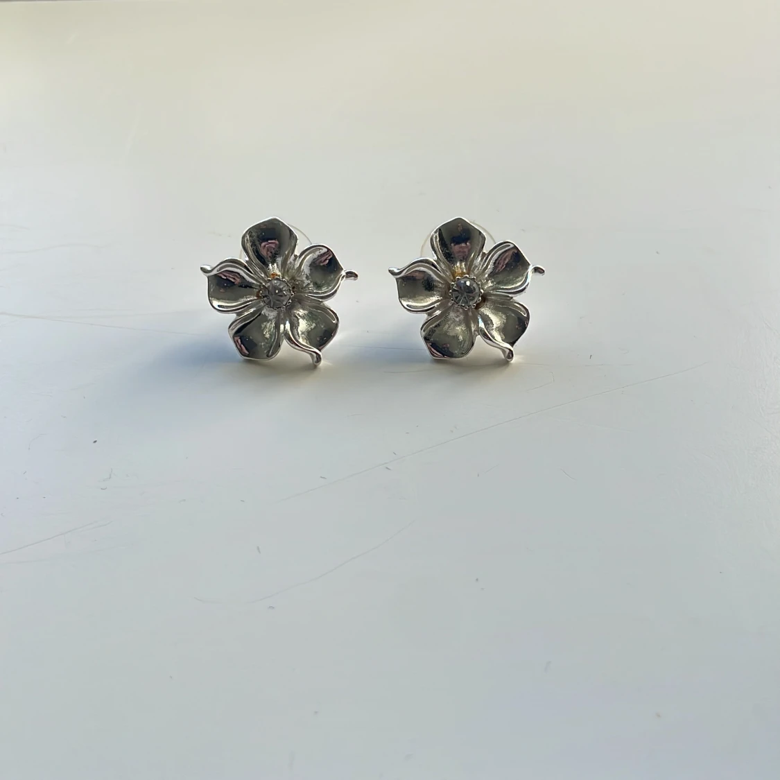 Silverfärgade blomformade örhängen från Ioaku - 1