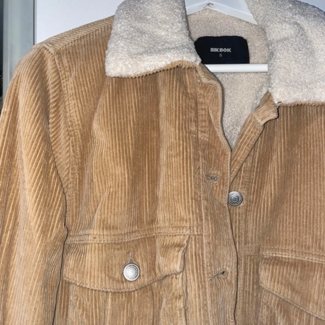 Beige manchesterjacka från Bik Bok - 1