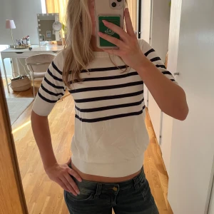 Randig kortärmad tröja från Kappahl - Skön och snygg kortärmade finstickad tröja från Kappahl, vit och mörkblå randig. Storlek xs💗