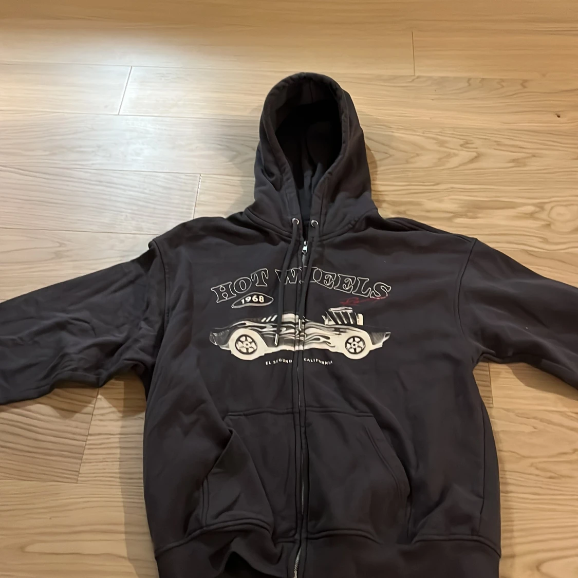 Svart Hot Wheels hoodie