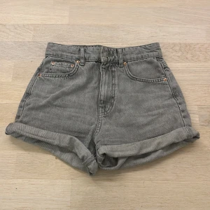 Grå jeansshorts från Gina tricot  - Snygga grå jeansshorts från Perfect Jeans med hög midja. Perfekta för en avslappnad stil. De har klassiska fem fickor och bälteshällor. Priset går att diskuteras. 