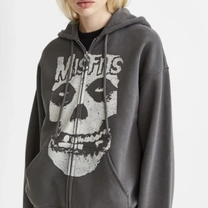 Misfits - Säljer min misfits tröja ifrån h&m som är helt slut såld för en billig peng stolek xs och super bra skick 💓
