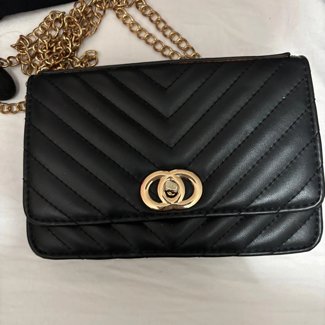 Svart quiltad axelväska med guldkedja