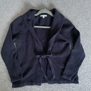 KOFTA - en mörkblå knytkofta från sincerley loved i stl M ❣️