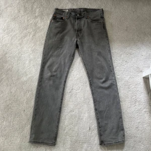 Helt nya gråa levis 501 jeans - Säljer ett par snygga och trendiga ljusgråa levis 501 jeans perfekt nu  till våren. Helt sprillans nya med tags kvar. Nypris: 1300kr. Först till kvarn! 