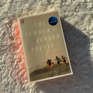The Summer I Turned Pretty - Säljer boken 'The Summer I Turned Pretty' av Jenny Han. Denna utgåva är från Penguin och har en mjuk pärm med en bild av ungdomar som springer på en strand. Perfekt för sommarens läsning och för dig som gillar romantiska berättelser. ❗️SÄLJER ÄVEN ANDRA BOKEN