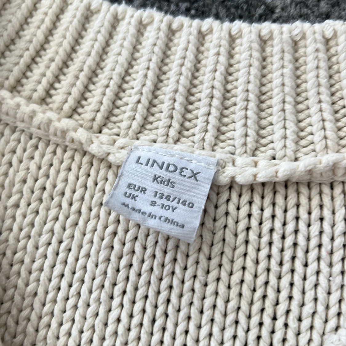 Beige stickad väst från Lindex - 1