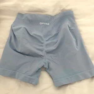 Dfyne impact 4.5 ice blue - Säljer dessa träning shorts från dfyne då dom redan var för små när jag köpte dom. Använda ett fåtal gånger i hopp om att töja ut dom, men fortfarande i samma storlek som när jag köpte dom. 