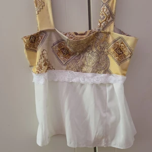 Mönstrad topp med spetsdetalj - Charmig topp som jag själv har sytt med ett unikt mönster i beige och brunt på övre delen och vit nedre del. Toppen har breda axelband och en vacker spetskant som skiljer de två delarna. Perfekt för en somrig look!