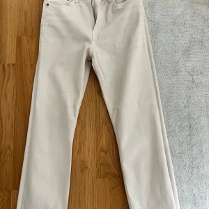 Beige vintage straight jeans från Zara  - Snygga beige vintage slim jeans från Zara, storlek 38. Perfekta för en avslappnad men ändå chic stil. Använda en gång ! 