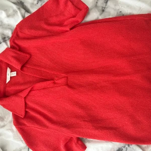Röd pikétröja från H&M - Snygg röd pikétröja från H&M i storlek xs men passar mig som bär S/M. Perfekt för en avslappnad stil med korta ärmar och klassisk krage. Materialet är mjukt och bekvämt, vilket gör den idealisk för vardagsbruk.
