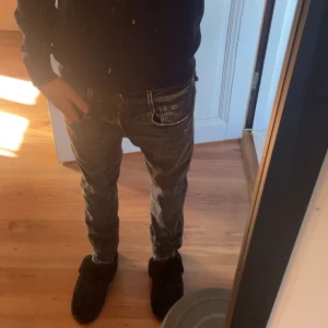 Mörkblå jeansbyxor från Replay - Snygga mörkblå jeansbyxor från Replay med en klassisk femficksdesign. Byxorna har en straight passform och är tillverkade i slitstarkt denim. Perfekta för en avslappnad stil.