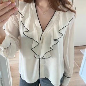 Zara volangblus - Volangblus från Zara. Den har bara använts ett par gånger. Perfekt för sommaren!!