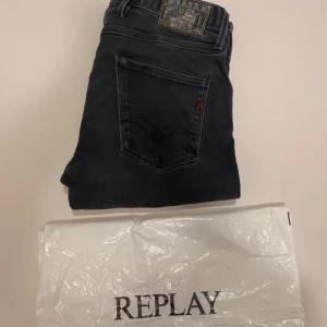 Svart replay anbass jeans - Svarta replay anbass jeans, Mycket bra skick, Modell Anbass, Storlek W30 L34 Pris kan diskuteras, Skriv vid minsta fråga eller fundering💯👍