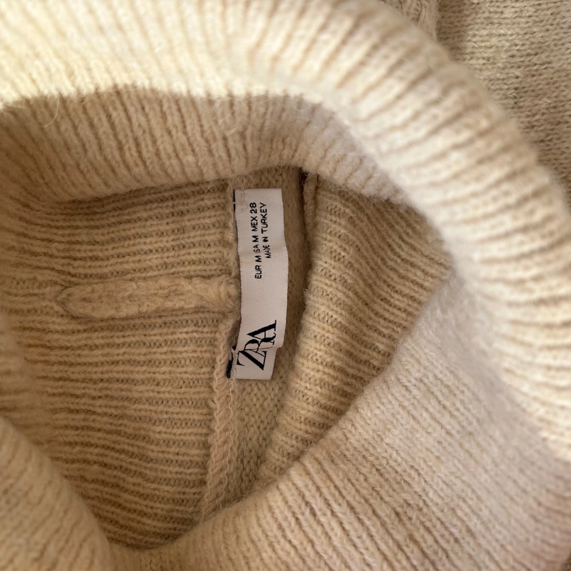 Beige stickad polotröja från Zara - 2
