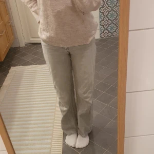 Grå jeans från Perfect Jeans - Snygga grå jeans från Perfect Jeans i storlek 32. De har en klassisk straight passform och är tillverkade i jeansmaterial. Perfekta för en stilren look.