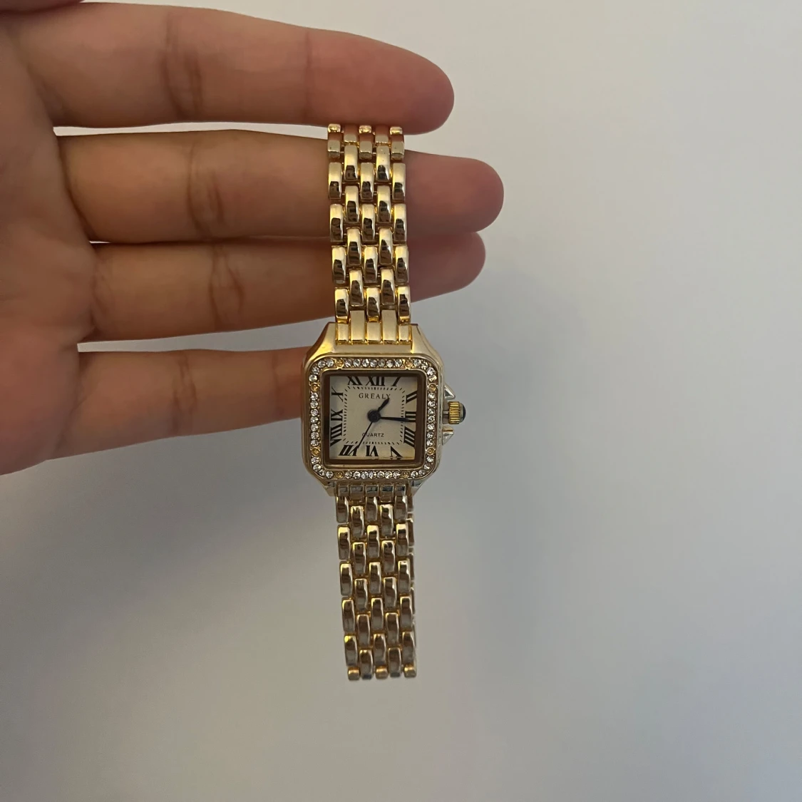 Guldfärgad klocka med glittrig ram - 2