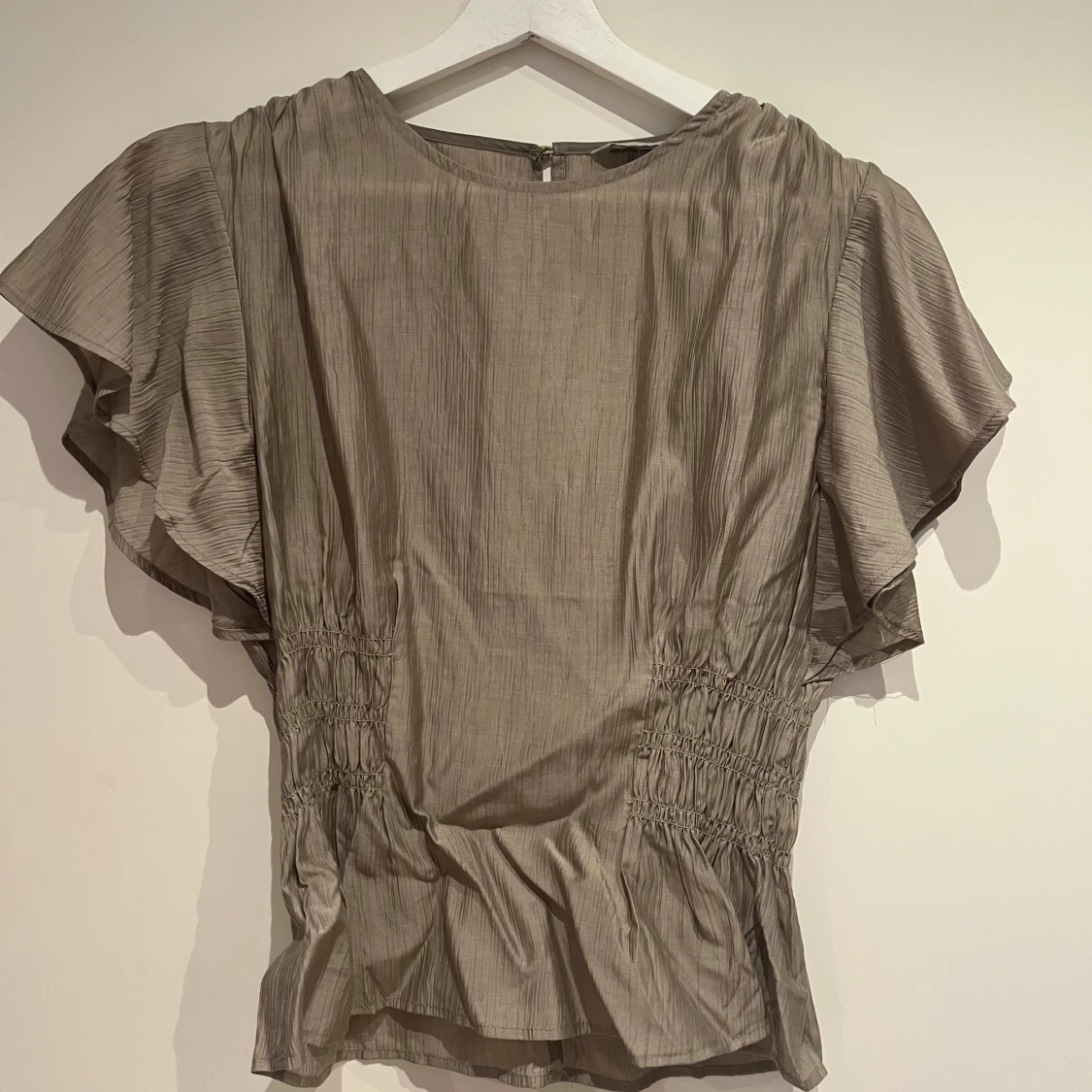 Beige blus med korta ärmar