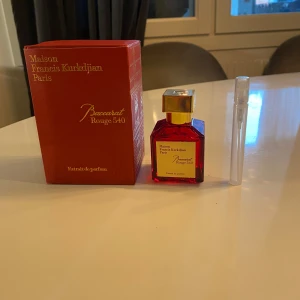 Maison Francis Kurkdjian Baccarat Rouge 540 Extrait 10ML de Parfum - Lyxig parfym i en elegant röd flaska med guldlock från Maison Francis Kurkdjian. Doften Baccarat Rouge 540 Extrait de Parfum är känd för sin intensiva och sofistikerade karaktär. Förpackningen är stilren och matchar flaskans exklusiva utseende.