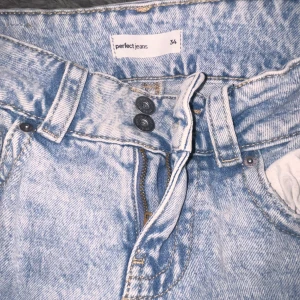 Ljusblå jeans från Perfect Jeans - lågmidjade jeans från Gina, lite y2k stil (använda fåtal gånger)