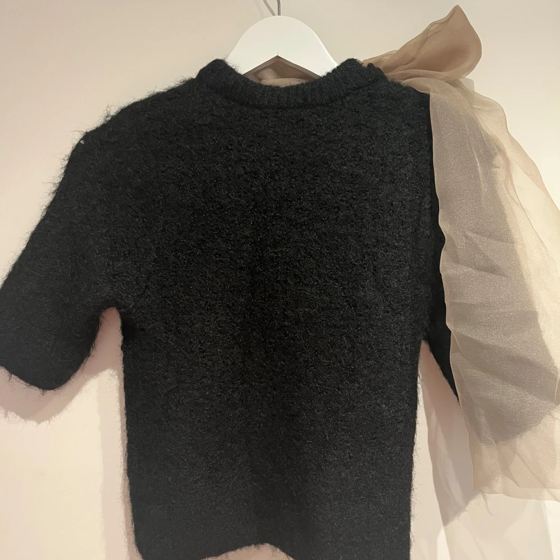 Svart tröja med beige rosett - 1