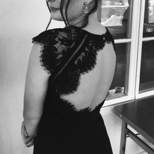 Svart långklänning/balklänning - Svart långklänning/balklänning med spetsdetaljer och öppen rygg. Klänningen har en hög slits och knytband i midjan 🖤