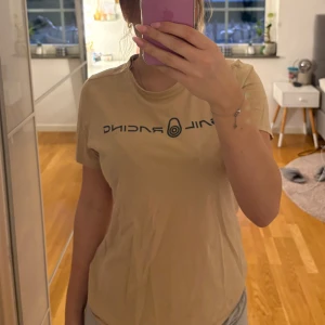 Beige t-shirt med tryck - Säljer en beige t-shirt från Sail racing som inte kommer till användning 