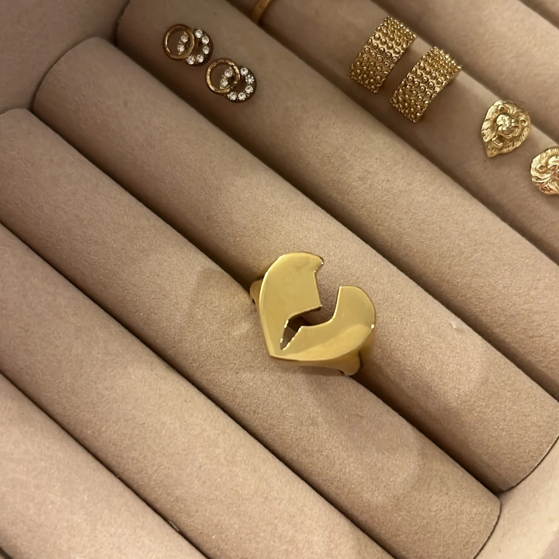 Guldfärgad ring med hjärtdesign - 1