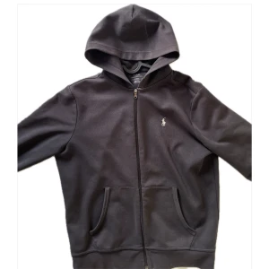 Ralph Lauren Hoodie  - Säljer just nu denna jätte feta Ralph Lauren hoodie den är sparsamt använd även fast jag haft den ett bra tag, de finns ej några hål eller fläckar, ✅äkta✅ kvitto och tags förekommer vid köp🙏
