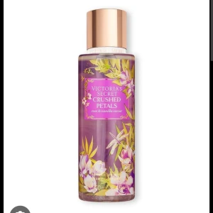 Crushed Petals Body Mist från Victoria's Secret - En lyxig body mist från Victoria's Secret med doften Crushed Petals. Flaskan är genomskinlig med ett vackert blommönster i rosa och guld. Den har en ros- och vaniljdoft som ger en fräsch och blommig känsla. Perfekt för att fräscha upp under dagen. Den är använd lite gran kan skicka närmare bilder vid intresse ❤️