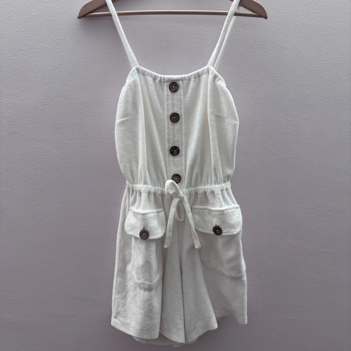 Vit ärmlös jumpsuit med knappar