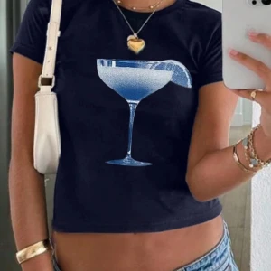 DRINK-TOP 🍸💙🩵 - Jättecute baby tee. Kortärmad och i mjukt material.
