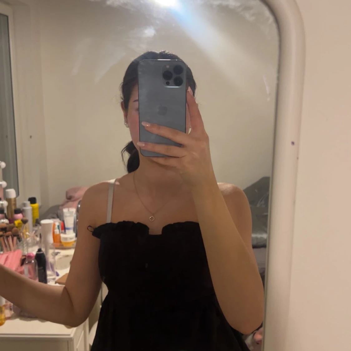 Svart axelbandslös klänning