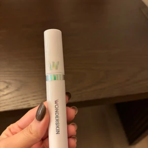 Lovely Lip Masque från Wonderskin - Säljer en Lovely Lip Masque från Wonderskin. Den kommer i en vit tub med holografisk logga och har en applikator för enkel applicering. Perfekt för att ge läpparna en vårdande behandling. Knappt använd har testat den vid 2 tillfällen. Nypris är 259kr