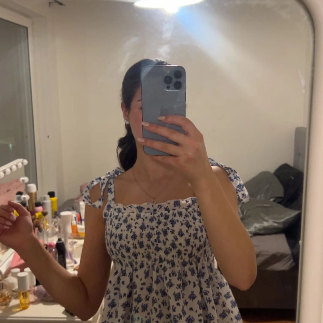 Blommig ärmlös topp med knytband