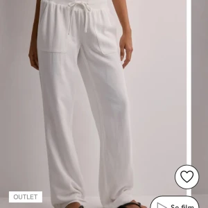 Vita linnebyxor från Nelly  - Snygga och bekväma vita linnebyxor i storlek M, helt slutsåld online. Bra kvalité, dubbel tyg så dem är inte genomskinliga 🩷