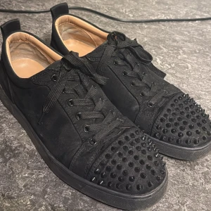 Svarta Christian Louboutin/loubs - Snygga svarta skor från Christian Louboutin. kommer i originalförpackning. Tveka inte på att skriva om du funderar över något. Tar även emot byten