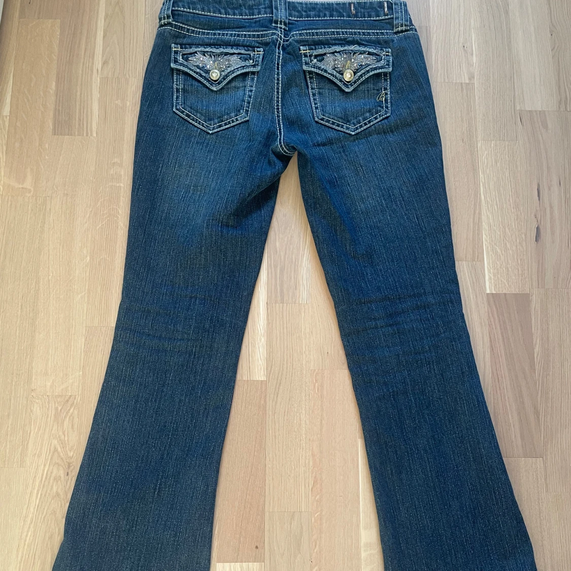 Blå bootcut jeans med broderade fickor - 1